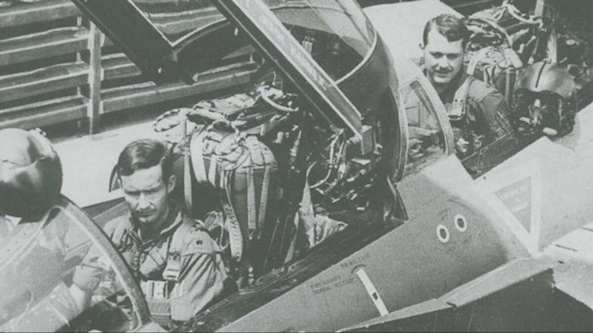 La increíble historia de Locher, el oficial de EEUU que sobrevivió 23 días en territorio enemigo tras ser derribado su caza durante la guerra de Vietnam