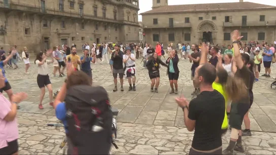 Peregrinos cantando y bailando en la Plaza del Obradoiro Peregrinos cantando y bailando en la Plaza del Obradoiro