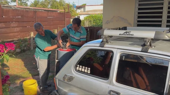 Cuba hace funcionar un coche con carbón vegetal Cuba hace funcionar un coche con carbón vegetal