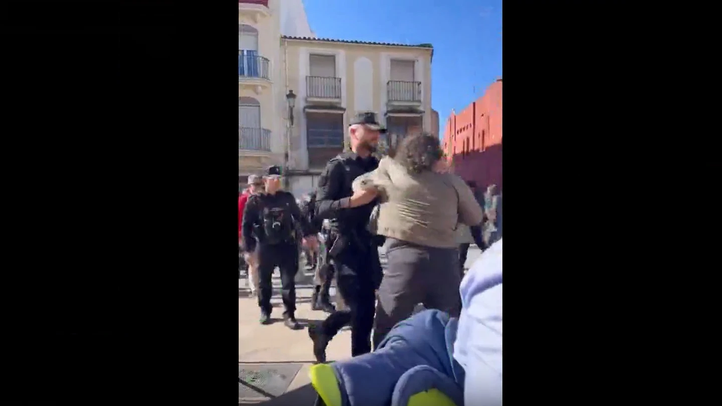 Un hombre increpa a Juanma Moreno Un hombre increpa a Juanma Moreno