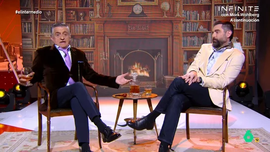 Wyoming, sobre la ovación al rey Juan Carlos en la Maestranza: "Me imagino que eran todos inspectores de Hacienda" Wyoming y Dani Mateo se convierten en 'Los Aristorrancios' para analizar la presencia del rey Juan Carlos en la Maestranza para presenciar el regreso de Morante de la Puebla, mientras Felipe VI y Leticia estaban en una procesión en Carabanchel.