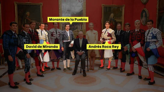 Juan Carlos en la Maestranza de Sevilla posa junto a la infanta Elena, los toreros Morante de la Puebla, David de Miranda, Andrés Roca Rey y el resto de las cuadrillas Juan Carlos en la Maestranza de Sevilla posa junto a la infanta Elena, los toreros Morante de la Puebla, David de Miranda, Andrés Roca Rey y el resto de las cuadrillas