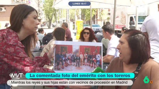 Los madrileños opinan sobre la foto del rey Juan Carlos rodeado de toreros: "No me hace gracia que esté aquí" ¿Qué opina la gente de la última visita a nuestro país de Juan Carlos I? El emérito fue visto en la Maestranza de Sevilla. Además, el momento quedó recogido en una fotografía en la que posó con tres toreros y sus cuadrillas.