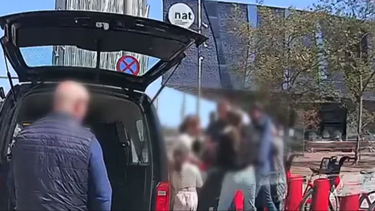 El robo a una familia frustrado: un taxi graba el intento de un ladrón de llevarse un bolso en el Fórum de Barcelona El robo a una familia frustrado: un taxi graba el intento de un ladrón de llevarse un bolso en el Fórum de Barcelona