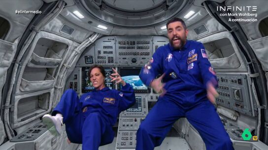 La 'astronauta' y Dani Mateo forman parte de la misi&oacute;n que est&aacute; sobrevolando la luna, pero, tras varios d&iacute;as en la nave, no puede esconder su hast&iacute;o, declarando estar "hasta la escafandra". 