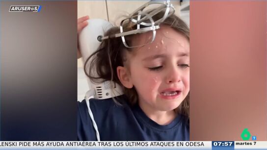 El v&iacute;deo viral de la ni&ntilde;a que acaba con la batidora enredada en el pelo tras intentar hacer un postre para sus padres