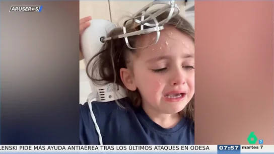 El vídeo viral de la niña que acaba con la batidora enredada en el pelo tras intentar hacer un postre para sus padres El vídeo viral de la niña que acaba con la batidora enredada en el pelo tras intentar hacer un postre para sus padres