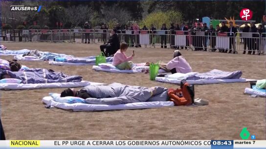  Hans Ar&uacute;s, tras ver la curiosa competici&oacute;n en Shangh&aacute;i donde premian al que mejor duerme: "&iquest;Si roncas sumas puntos?"