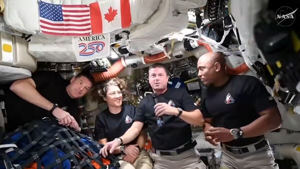 La llamada de Donald Trump a los astronautas de Artemis II tras su paso por el lado oscuro de la Luna: "Tenemos que mejorar las cañerías"