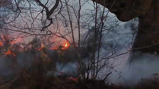 Incendio en Cires, el municipio c&aacute;ntabro de Lamas&oacute;n
