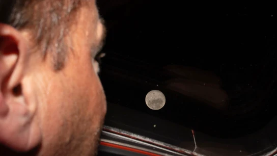 El comandante de la misión Artemis II y astronauta de la NASA, Reid Wiseman, observa la Luna a través de una de las ventanas de la cabina principal de la nave espacial Orion El comandante de la misión Artemis II y astronauta de la NASA, Reid Wiseman, observa la Luna a través de una de las ventanas de la cabina principal de la nave espacial Orion