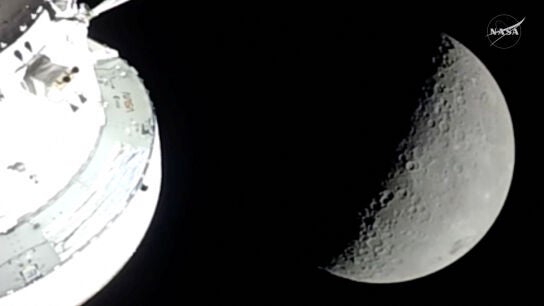 Vista de la Luna mientras la nave espacial Ori&oacute;n de la misi&oacute;n Artemis II se acerca para alcanzar su punto m&aacute;s alejado de la Tierra