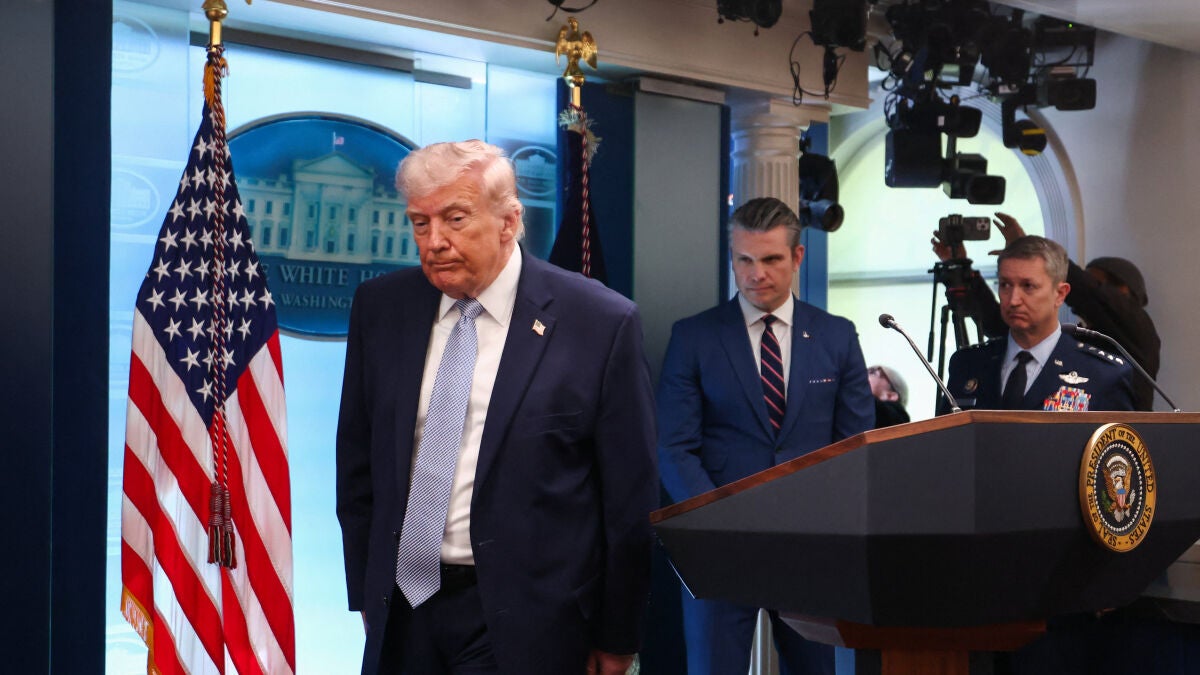 Trump abraza el caos antes de expirar su ultimátum a Irán en una delirante comparecencia: 