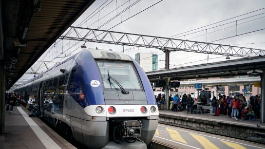 Los pasajeros esperan su tren en la estaci&oacute;n de Lyon, Francia, el s&aacute;bado 17 de febrero de 2024