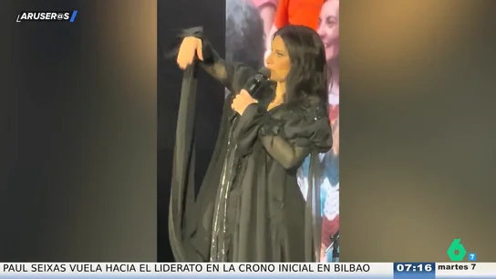 El vídeo en el que Laura Pausini riñe a un señor bebido en pleno concierto: "¿Qué coño pasa?" El vídeo en el que Laura Pausini riñe a un señor bebido en pleno concierto: "¿Qué coño pasa?"
