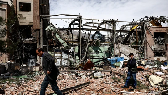 Personas inspeccionan los daños en el edificio de investigación de la Universidad Shahid Beheshti, dañado por un ataque, en medio del conflicto entre Estados Unidos e Israel con Irán, en Teherán Personas inspeccionan los daños en el edificio de investigación de la Universidad Shahid Beheshti, dañado por un ataque, en medio del conflicto entre Estados Unidos e Israel con Irán, en Teherán
