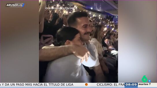 El v&iacute;deo de la pareja que se ha prometido en pleno concierto de Rosal&iacute;a: as&iacute; le pide la mano Dani a Carla mientras suena 'Sauvignon blanc'
