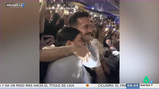 El vídeo de la pareja que se ha prometido en pleno concierto de Rosalía: así le pide la mano Dani a Carla mientras suena 'Sauvignon blanc' El vídeo de la pareja que se ha prometido en pleno concierto de Rosalía: así le pide la mano Dani a Carla mientras suena 'Sauvignon blanc'