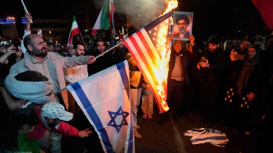 Manifestantes en las calles de Teher&aacute;n queman banderas de Estados Unidos e Israel tras firmarse el alto el fuego con Ir&aacute;n