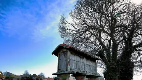 Imagen de archivo de una vista de un antiguo hórreo en Palas de Rei, Lugo Imagen de archivo de una vista de un antiguo hórreo en Palas de Rei, Lugo