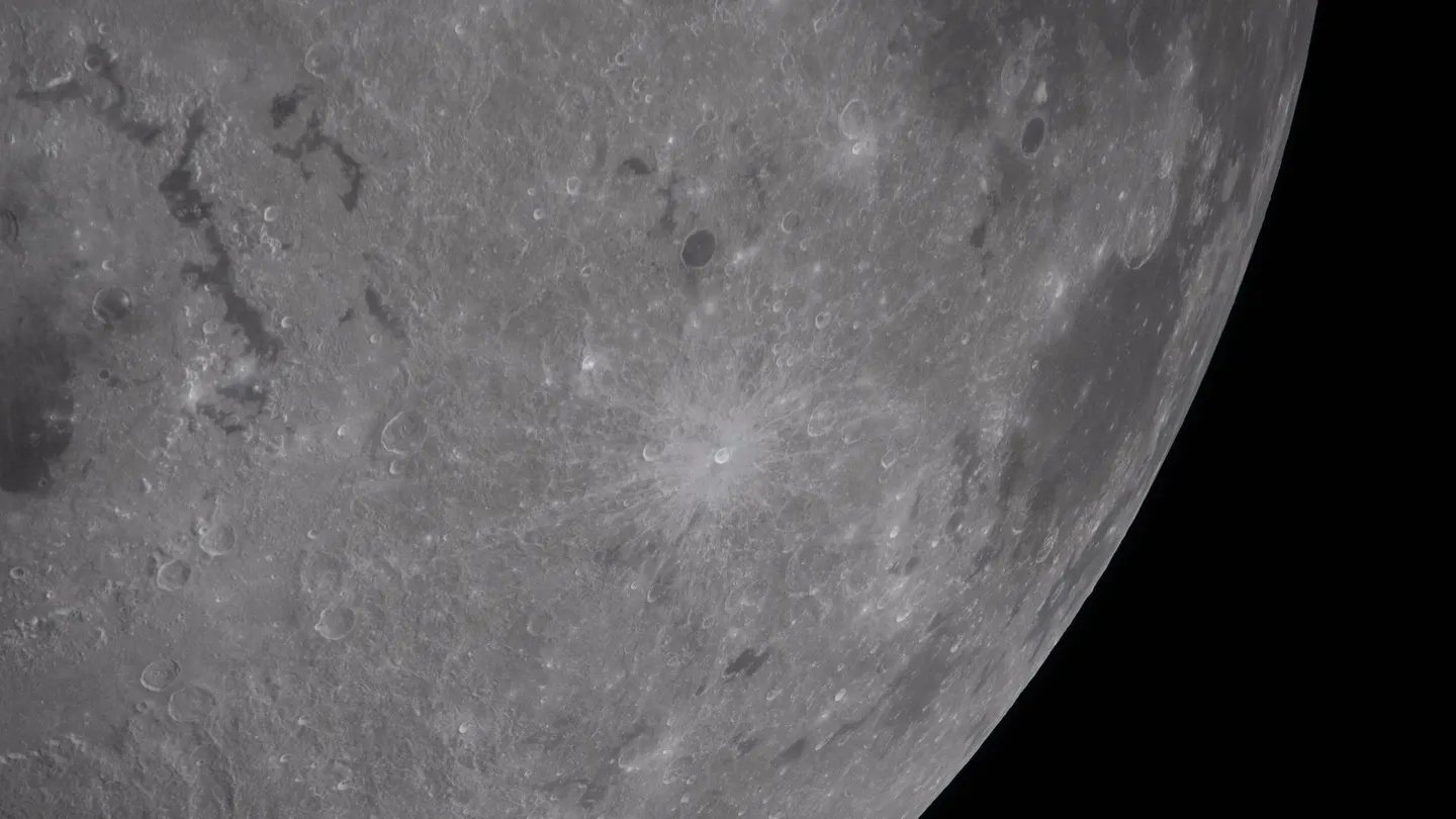 Una 'huella' en la Luna: contrastes en la superficie lunar en una imagen donde se aprecian (regiones oscuras) el océano Procellarum, el mar de Humedad y el cráter Byrgius A Una 'huella' en la Luna: contrastes en la superficie lunar en una imagen donde se aprecian (regiones oscuras) el océano Procellarum, el mar de Humedad y el cráter Byrgius A