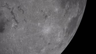 Una 'huella' en la Luna: contrastes en la superficie lunar en una imagen donde se aprecian (regiones oscuras) el oc&eacute;ano Procellarum, el mar de Humedad y el cr&aacute;ter Byrgius A