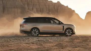 Dos motores, tracción total, seis plazas y hasta 620 kilómetros de autonomía en el SUV chino con aspecto de Range Rover que quiere ser la alternativa a Tesla Dos motores, tracción total, seis plazas y hasta 620 kilómetros de autonomía en el SUV chino con aspecto de Range Rover que quiere ser la alternativa a Tesla