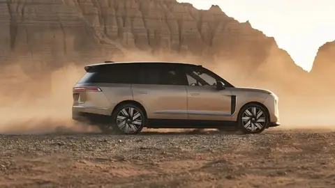 Dos motores, tracción total, seis plazas y hasta 620 kilómetros de autonomía en el SUV chino con aspecto de Range Rover que quiere ser la alternativa a Tesla Dos motores, tracción total, seis plazas y hasta 620 kilómetros de autonomía en el SUV chino con aspecto de Range Rover que quiere ser la alternativa a Tesla