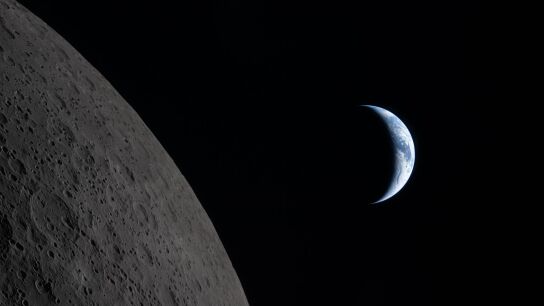 La Tierra, vista tras la Luna, minutos antes de la puesta de sol: se observan nubes sobre la regi&oacute;n de Australia y Ocean&iacute;a