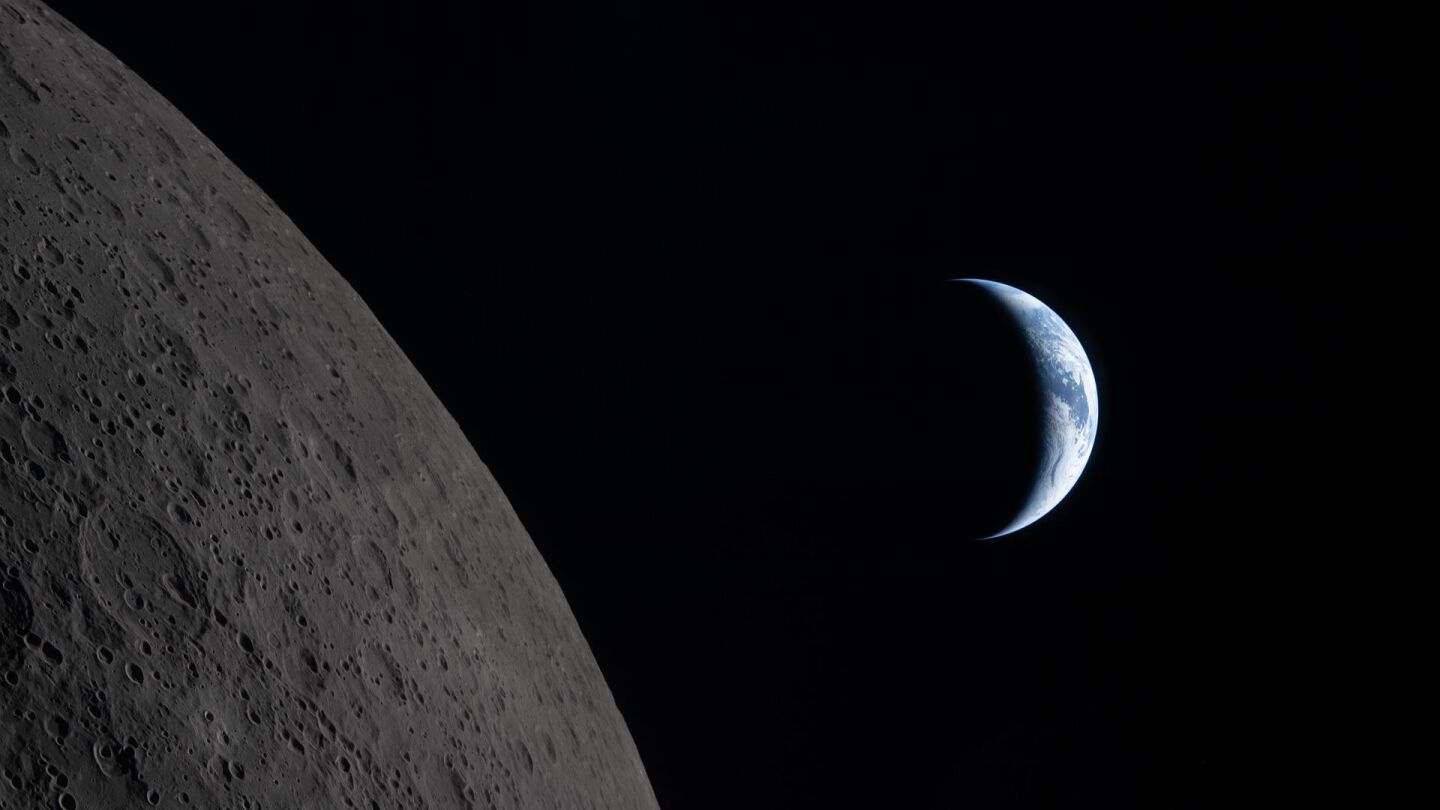 La Tierra, vista tras la Luna, minutos antes de la puesta de sol: se observan nubes sobre la región de Australia y Oceanía