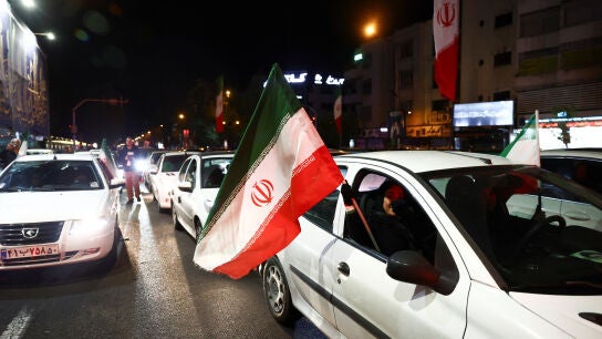 Conductores en Teher&aacute;n (Ir&aacute;n) muestran banderas iran&iacute;es tras el acuerdo de alto el fuego con Estados Unidos