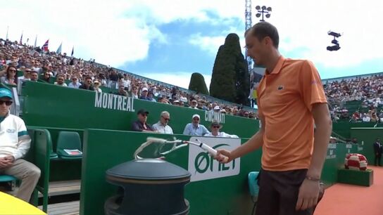 Cabreo hist&oacute;rico de Medvedev en Montecarlo: destroza la raqueta y pierde 6-0, 6-0