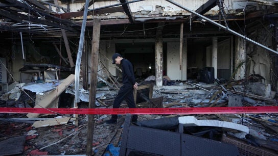 Un hombre inspecciona una cafeter&iacute;a destruida en el lugar de un ataque israel&iacute; en la ciudad portuaria de Sid&oacute;n, L&iacute;bano, el 8 de abril de 2026