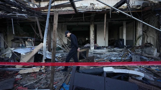 Un hombre inspecciona una cafetería destruida en el lugar de un ataque israelí en la ciudad portuaria de Sidón, Líbano, el 8 de abril de 2026 Un hombre inspecciona una cafetería destruida en el lugar de un ataque israelí en la ciudad portuaria de Sidón, Líbano, el 8 de abril de 2026
