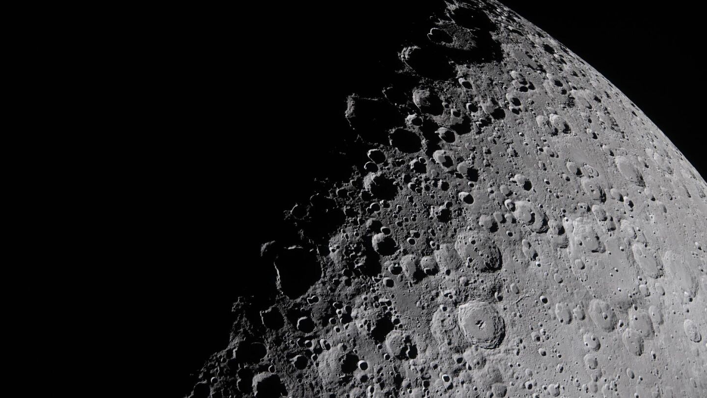 La luz solar proyecta sombras sobre la superficie lunar, revelando cráteres, crestas y estructuras de cuencas durante la misión Artemis II