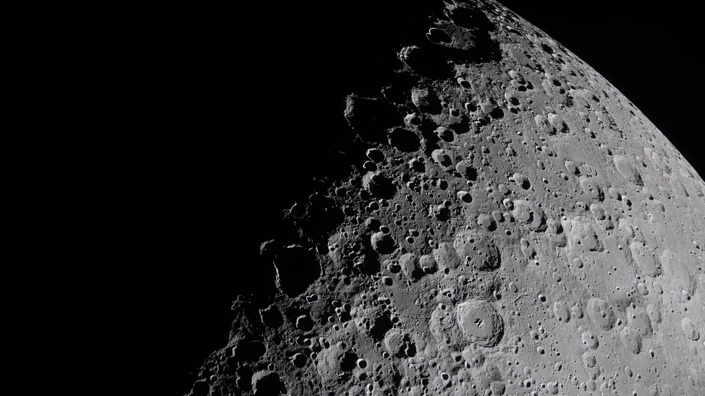La luz solar proyecta sombras sobre la superficie lunar, revelando cráteres, crestas y estructuras de cuencas durante la misión Artemis II La luz solar proyecta sombras sobre la superficie lunar, revelando cráteres, crestas y estructuras de cuencas durante la misión Artemis II