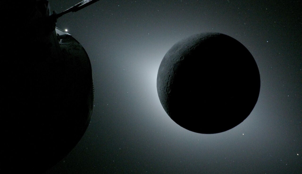 La Luna iluminada a contraluz por el Sol durante un eclipse solar