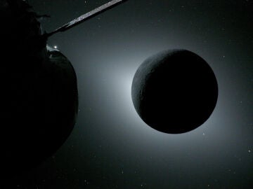 La Luna iluminada a contraluz por el Sol durante un eclipse solar