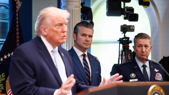 El secretario de Guerra de Estados Unidos, Pete Hegseth, y el jefe del Estado Mayor Conjunto, el general Dan Caine, escuchan a Donald Trump durante una conferencia en la Casa Blanca
