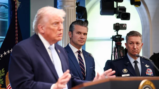 El secretario de Guerra de Estados Unidos, Pete Hegseth, y el jefe del Estado Mayor Conjunto, el general Dan Caine, escuchan a Donald Trump durante una conferencia en la Casa Blanca El secretario de Guerra de Estados Unidos, Pete Hegseth, y el jefe del Estado Mayor Conjunto, el general Dan Caine, escuchan a Donald Trump durante una conferencia en la Casa Blanca