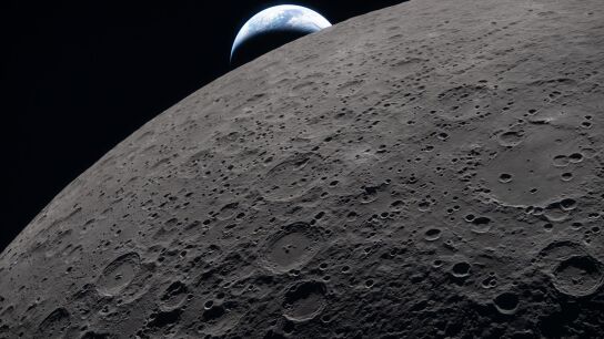 Una imagen de la Tierra vista desde la cara oculta de la Luna, tres minutos antes de que la nave 'Ori&oacute;n' perdiese la comunicaci&oacute;n con la Tierra