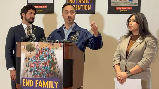 Los legisladores demócratas Joaquín Castro y Greg Casar hablan durante una rueda de prensa. Los legisladores demócratas Joaquín Castro y Greg Casar hablan durante una rueda de prensa.