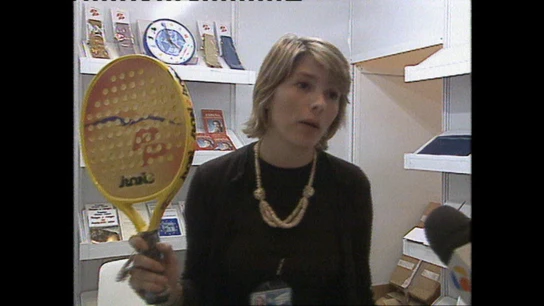 Una empleada enseña una pala de pádel con el logo del PP Una empleada enseña una pala de pádel con el logo del PP