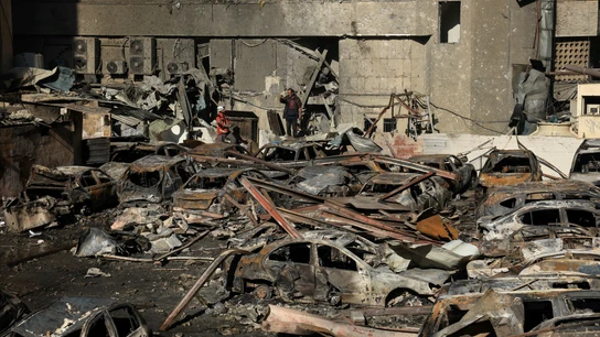 Vehículos incendiados en el lugar de un ataque israelí perpetrado en Al-Mazraa, Beirut, Líbano, 9 de abril de 2026. Vehículos incendiados en el lugar de un ataque israelí perpetrado en Al-Mazraa, Beirut, Líbano, 9 de abril de 2026.