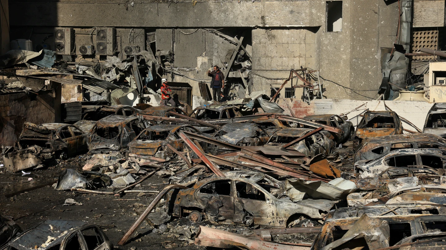 Vehículos incendiados en el lugar de un ataque israelí perpetrado en Al-Mazraa, Beirut, Líbano, 9 de abril de 2026. Vehículos incendiados en el lugar de un ataque israelí perpetrado en Al-Mazraa, Beirut, Líbano, 9 de abril de 2026.