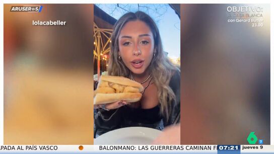 Una argentina prueba un bocadillo de calamares y deja a todos en shock por brutal cantidad de sal que le echa