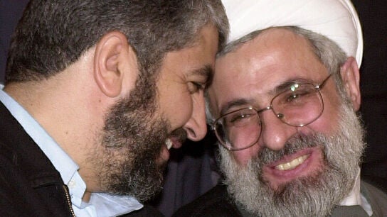 Khaled Mashaal, jefe de Ham&aacute;s, conversa con el jeque Naim Qasem, subcomandante del grupo guerrillero liban&eacute;s Hizbul&aacute;