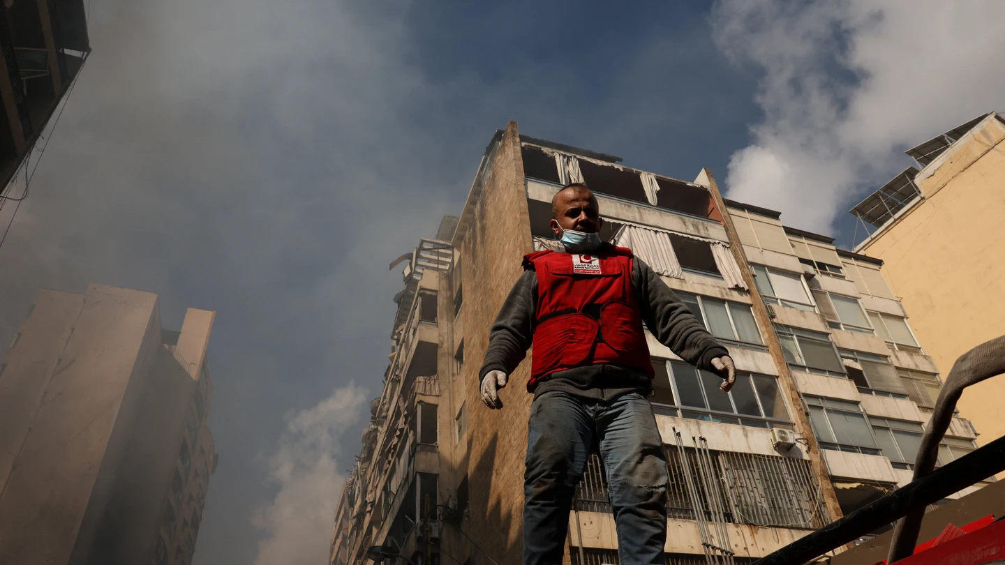 Un miembro de los servicios de emergencia trabaja en el lugar de un ataque israelí, en Al-Mazraa, Beirut, Líbano Un miembro de los servicios de emergencia trabaja en el lugar de un ataque israelí, en Al-Mazraa, Beirut, Líbano