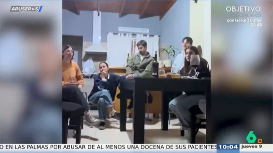 La divertida reacción de un novio al quedarse dormido en mitad de un "chisme" de su novia con sus amigas La divertida reacción de un novio al quedarse dormido en mitad de un "chisme" de su novia con sus amigas