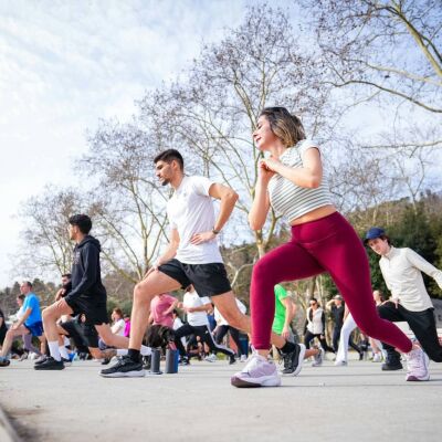 Un grupo de personas haciendo ejercicio